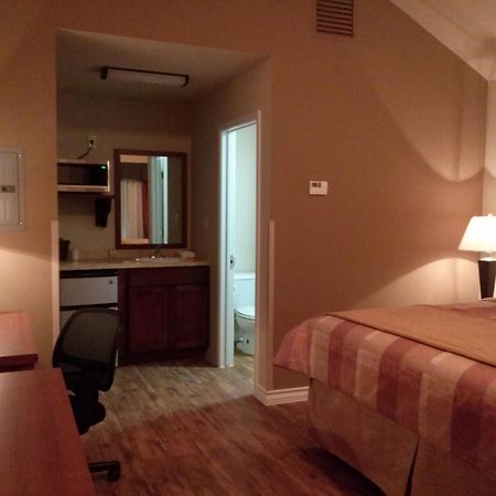 Fieldhouse Inn & Conference Center Kenedy Екстериор снимка
