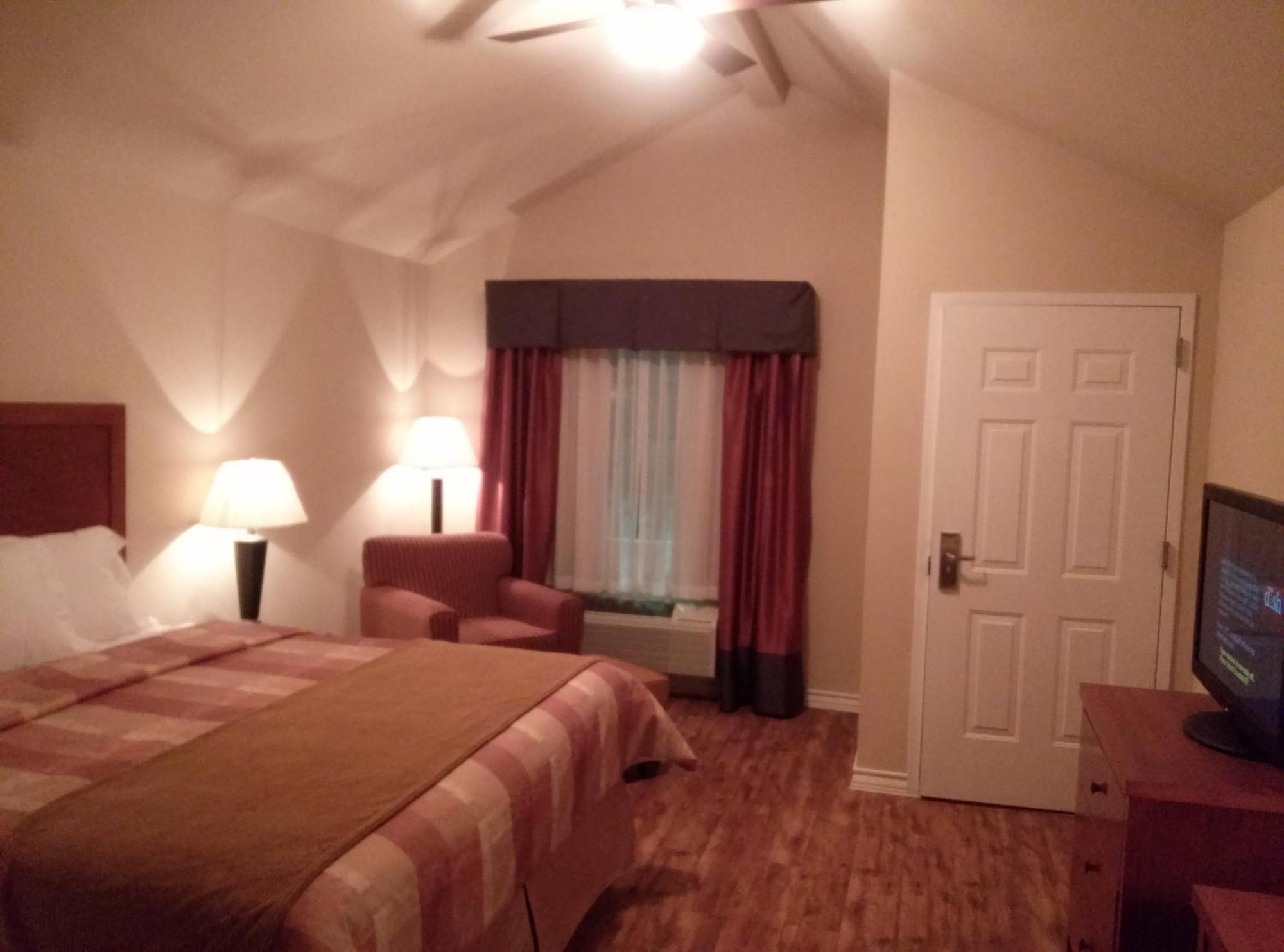 Fieldhouse Inn & Conference Center Kenedy Екстериор снимка